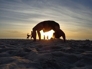 Une scène de plage où l’on voit des personnes pratiquant des activités physiques.