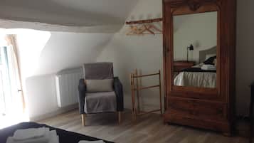 3 quartos, escrivaninha, ferros/tåbuas de passar roupa, berço de viagem