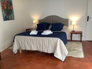 3 bedrooms, desk, iron/ironing board, travel cot - Warm family home (Ménétréol-sous-Sancerre)