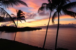 On the beach, sun-loungers, beach towels - 2 Bedroom Paradise Getaway (Kaunakakai)