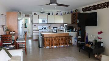 Een smart-tv, een dvd-speler, boeken en een muziekbibliotheek