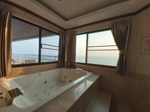 Combined shower/bathtub, hydromassage showerhead, hair dryer, slippers