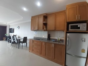 Kühlschrank, Mikrowelle, Wasserkocher mit Kaffee-/Teezubehör
