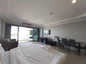 Hypo-allergenic bedding, in-room safe, blackout curtains, soundproofing - View Talay Condominium (Pattaya)