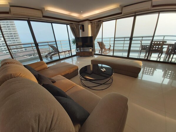 تلفزيون بشاشة مسطحة