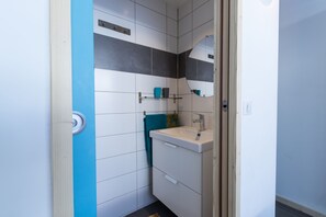 Ensemble douche/baignoire, sèche-cheveux, papier toilette