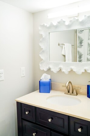 Tina con regadera, secadora de cabello, toallas, jabón