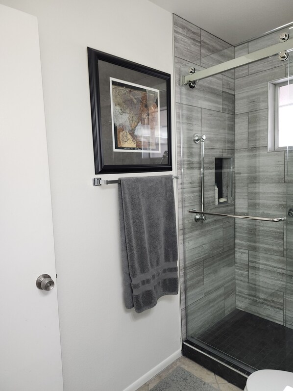 Combined shower/bathtub, hair dryer, towels, soap