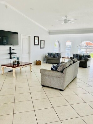 Televisie, een dvd-speler, een tafeltennistafel en boeken