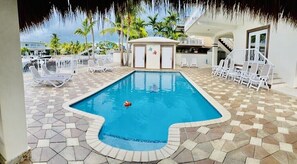 Een buitenzwembad en een verwarmd zwembad