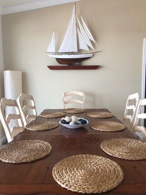 Dining - ESCAPE TO PARADISE! WATERFRONT PROPERTY! LOWEST PRICE IN THE KEYS! BEST LOCATION (Key Largo)