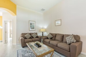 Smart-TV, DVD-spiller, bøker og filmbibliotek