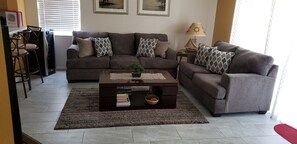 Älytelevisio, DVD-soitin, kirjoja, videokirjasto