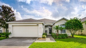 A two-story house with a garage, a front porch, and a well-maintained lawn. - 💥💥$40 OFF SALE TOP RATED  ALL-INCLUSIVE HOME. NEAR DISNEY PRIME LOCATION 💥💥 (Davenport)