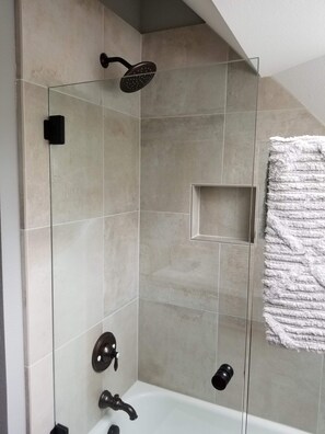 Ensemble douche/baignoire, sèche-cheveux, serviettes fournies, savon