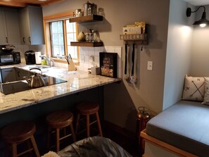 Fridge, microwave, oven, stovetop - 2 Bedroom Dog friendly cabin in Sunriver. 6 SHARC passes included.  (Sunriver)
