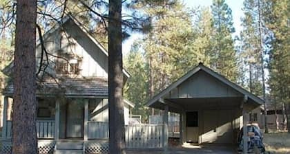 2 Bedroom Dog friendly cabin in Sunriver. 6 SHARC passes included.