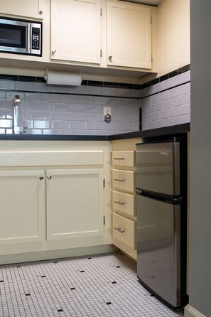 Refrigerador, microondas, cafetera y tetera y utensilios de cocina