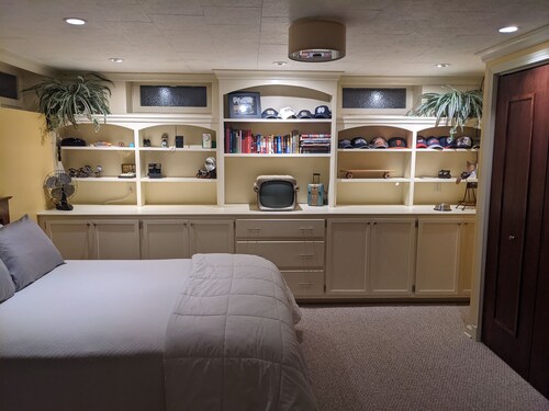 Kellerwohnung, eigener Eingang. 2. 2 Meilen vom Stadion entfernt. 