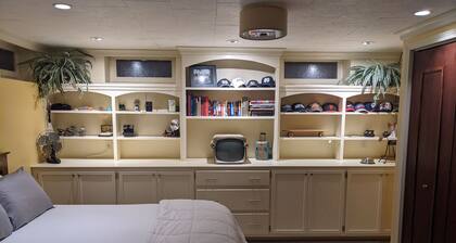 Kellerwohnung, eigener Eingang. 2. 2 Meilen vom Stadion entfernt.