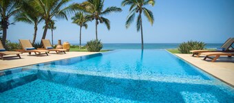 Cammina per surfare spot!  Villa sulla spiaggia con piscina a sfioro e personale fantastico
