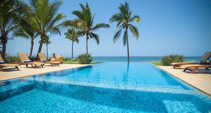 Marchez jusqu'aux spots de surf!  Villa en bord de mer avec piscine à débordement et personnel fantastique