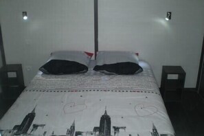 3 عدّة غرف نوم ومكواة/لوح كي وواي فاي وملاءات أسرّة