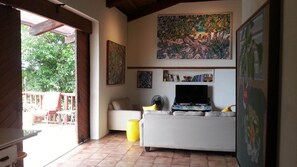 Smart TV, DVD player, books, stereo - Gordon's Island Art Loft (Charlotte Amalie)