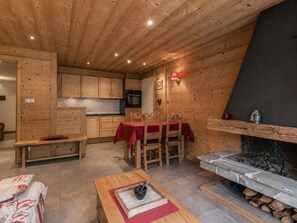Dining - Mountain apartment with fireplace, pets allowed, near slopes (La Clusaz)