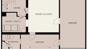 Plano de planta que muestra entrada, vestíbulo cubierto, sala de estar con televisión, garaje, dormitorio y cuarto para esquiar.