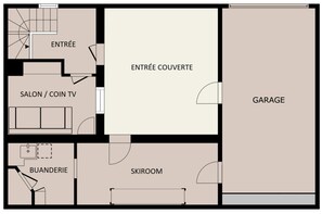 A floor plan with an entrance, covered entrance, salon/coin TV, garage, bedroom, and ski room.