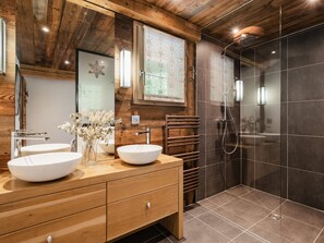 Bathroom - 5* Modern Chalet, Near Slopes, Garage, WIFI (La Clusaz)