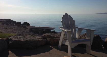 In-town home 5-10 minute walk to: shopping/food/waterfront. See our reviews.