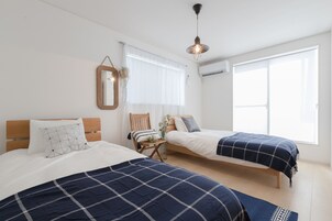 Holiday home | 4 bedrooms, iron/ironing board, free WiFi, bed sheets