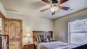 3 bedrooms, iron/ironing board, free WiFi, bed sheets