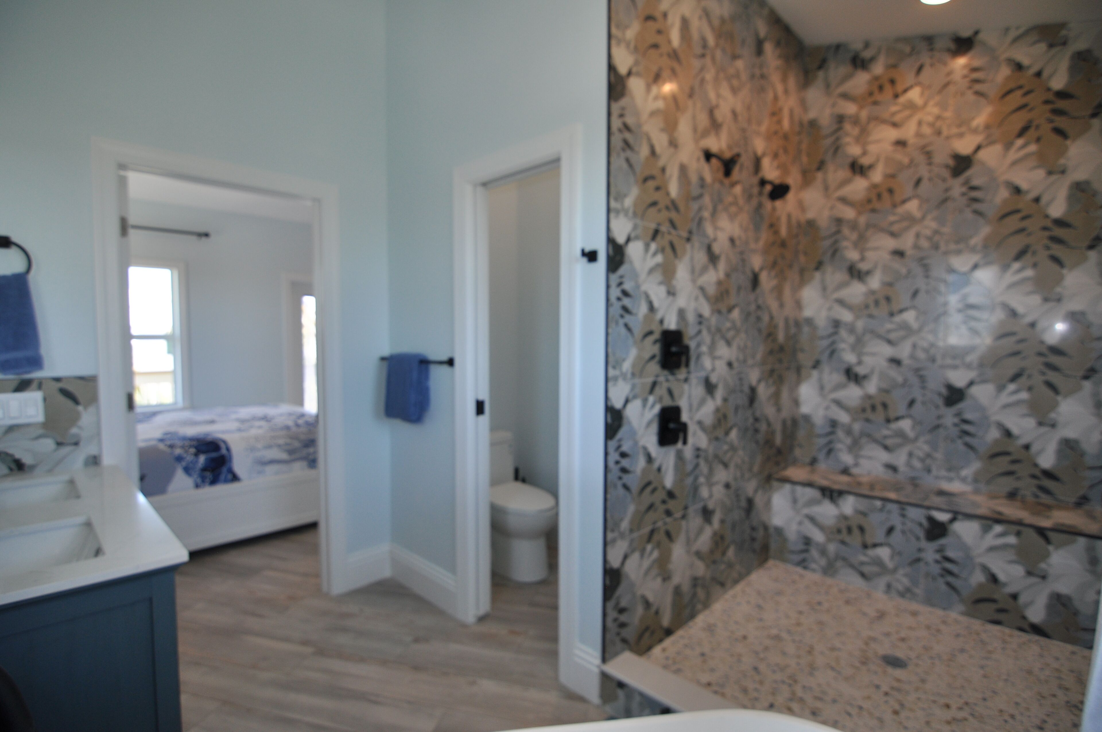 Une salle de bain avec douche, toilettes et lavabo.