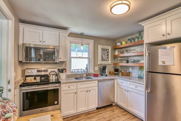 Een koelkast, een magnetron, een oven, een kookplaat