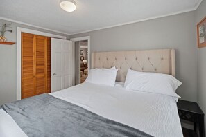 2 chambres, fer et planche à repasser, lit de bébé portatif