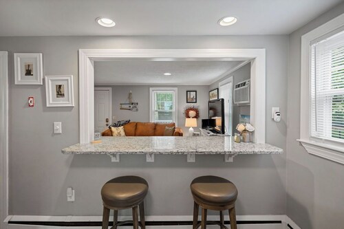 Linny's Lakeview Cottage - updated