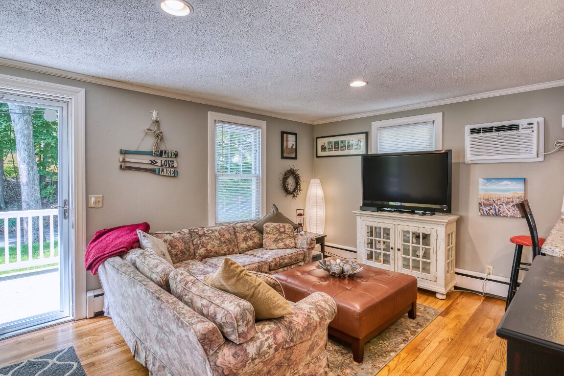Lakeview Cottage, 5 minute walk to the beach. Southwick,  MA
