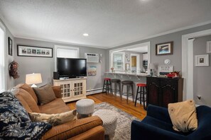 Smart-TV, DVD-spiller, bøker og musikkbibliotek