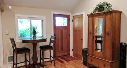 Charming Garden Studio Cottage in North Green Lake