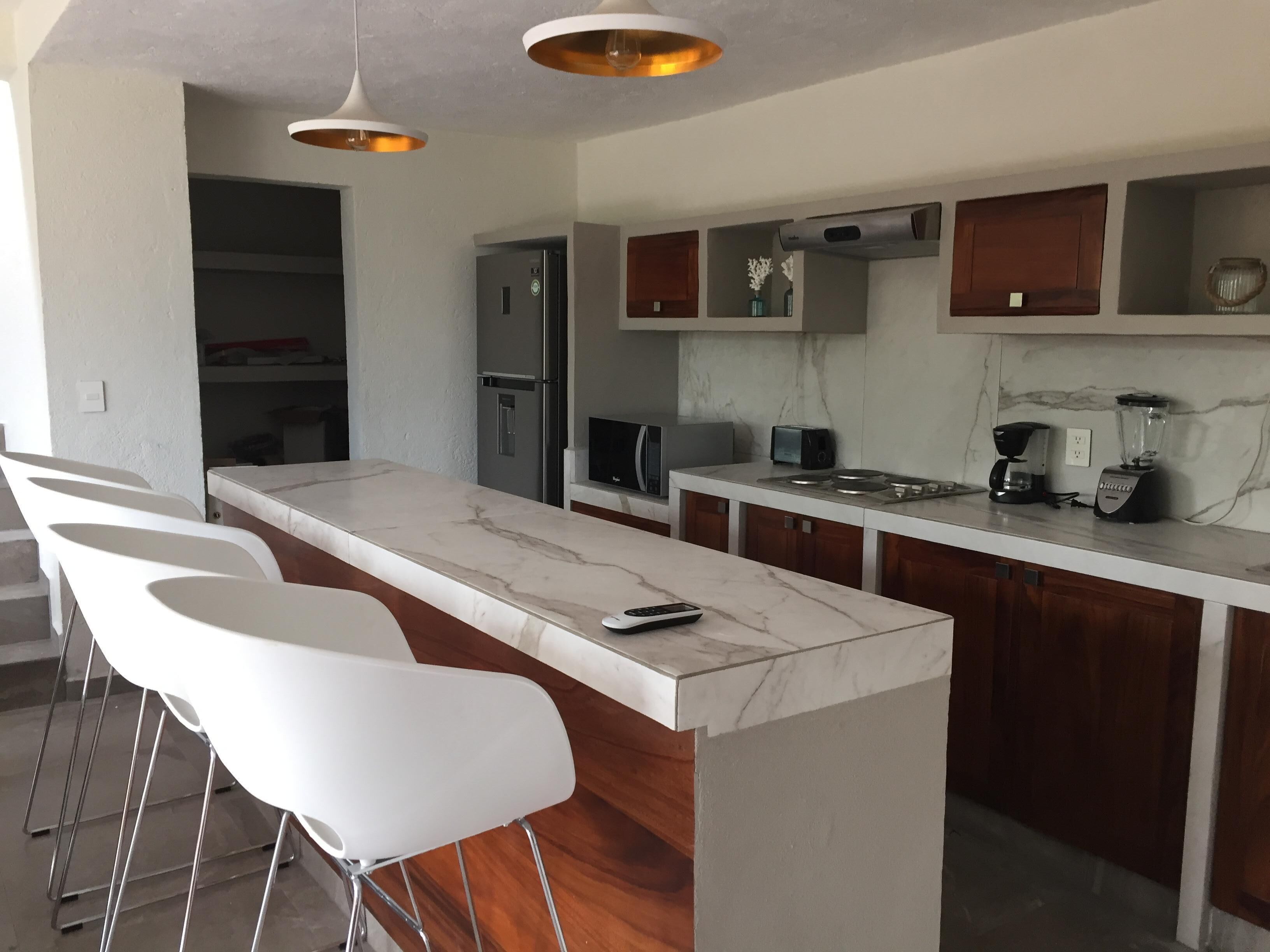 Réfrigérateur, micro-ondes, four, plaque de cuisson