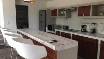 Réfrigérateur, micro-ondes, four, plaque de cuisson