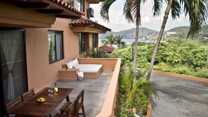 Outdoor dining - A Relaxing and Romantic Condo With Dreamy Ocean Views 2BR (Zihuatanejo)