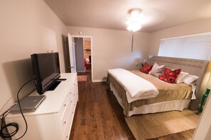 2 bedrooms, iron/ironing board, WiFi, bed sheets - Location! Tastefully Updated 2-2 Lakewood Duplex, 1/2 mile to White Rock Lake (Dallas)