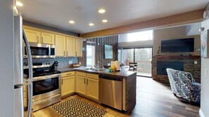 冷蔵庫、電子レンジ、オーブン、コンロ