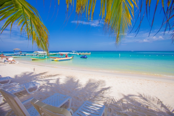 Plage, chaises longues, serviettes de plage