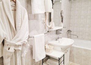 Studio | Badezimmer | Kostenlose Toilettenartikel, Haartrockner