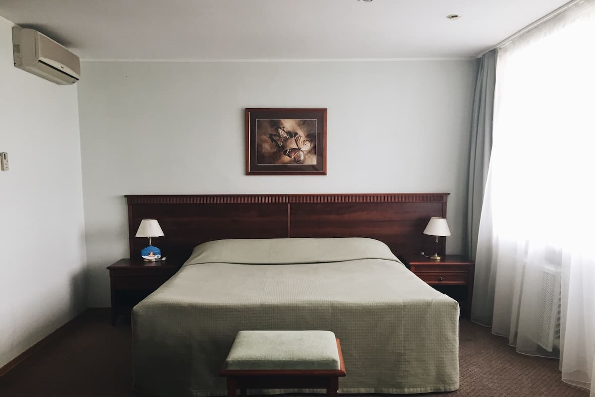 Apartamento, 1 quarto | Escrivaninha, quartos à prova de som, ferros/tábuas de passar roupa